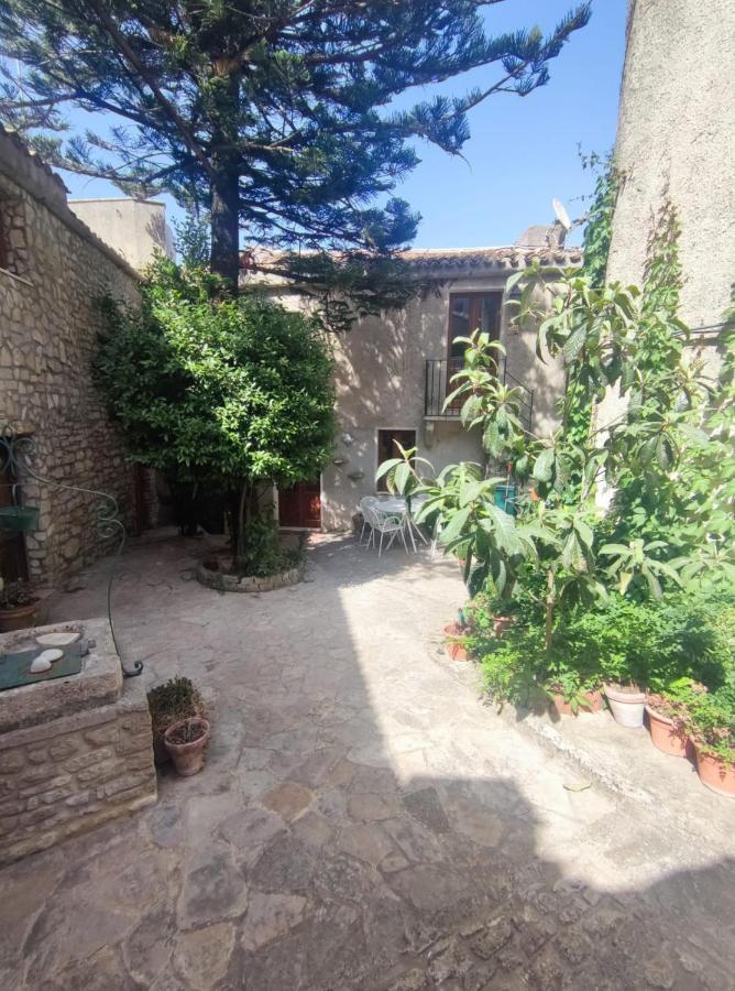 Cortile Via Sales 11 Apartment Erice Bagian luar foto