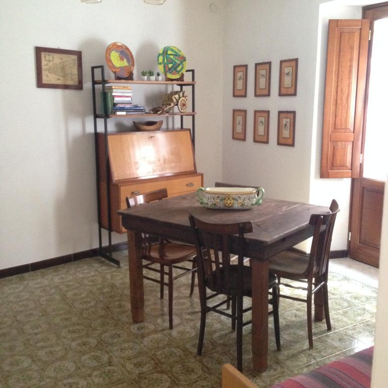 Cortile Via Sales 11 Apartment Erice Ruang foto